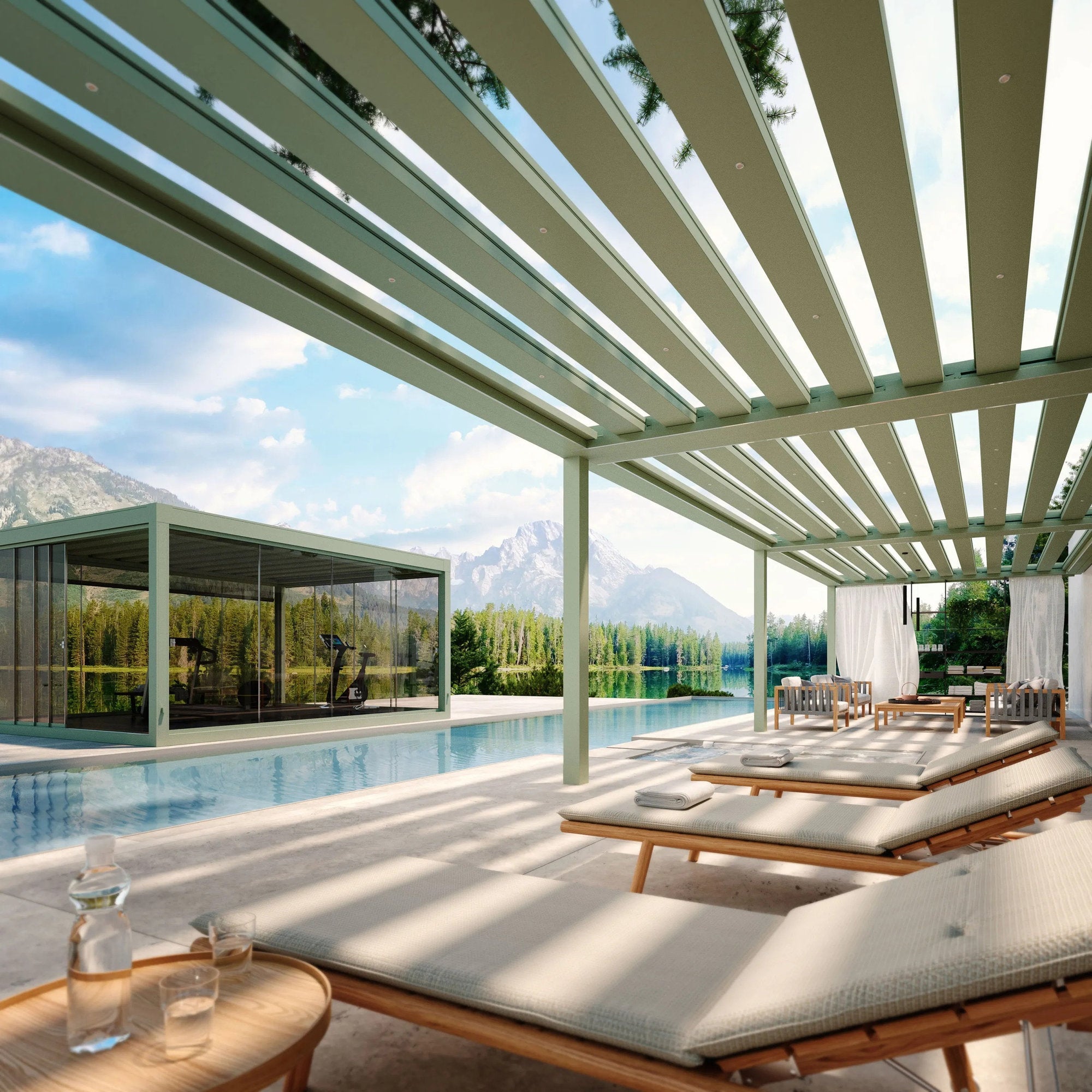 Pergola in alluminio con tetto in vetro trasparente affacciata su piscina e paesaggio montano, arredata con lettini prendisole e zona lounge.