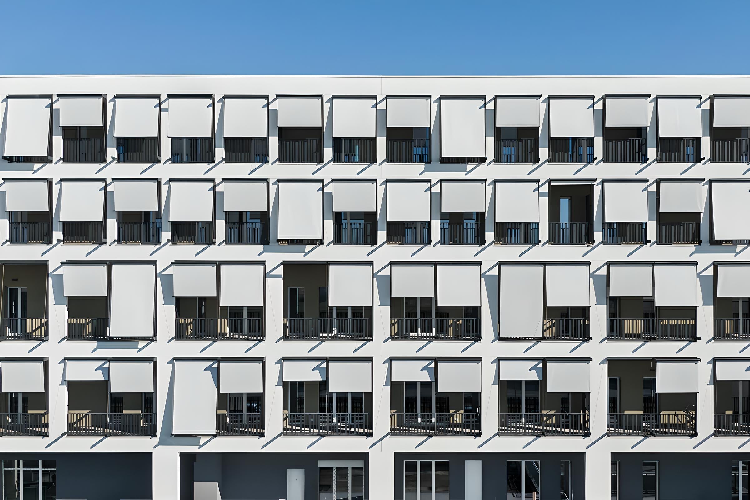 Facciata con tende da sole a caduta verticale per esterni – Domotea Milano, schermature solari per edifici residenziali