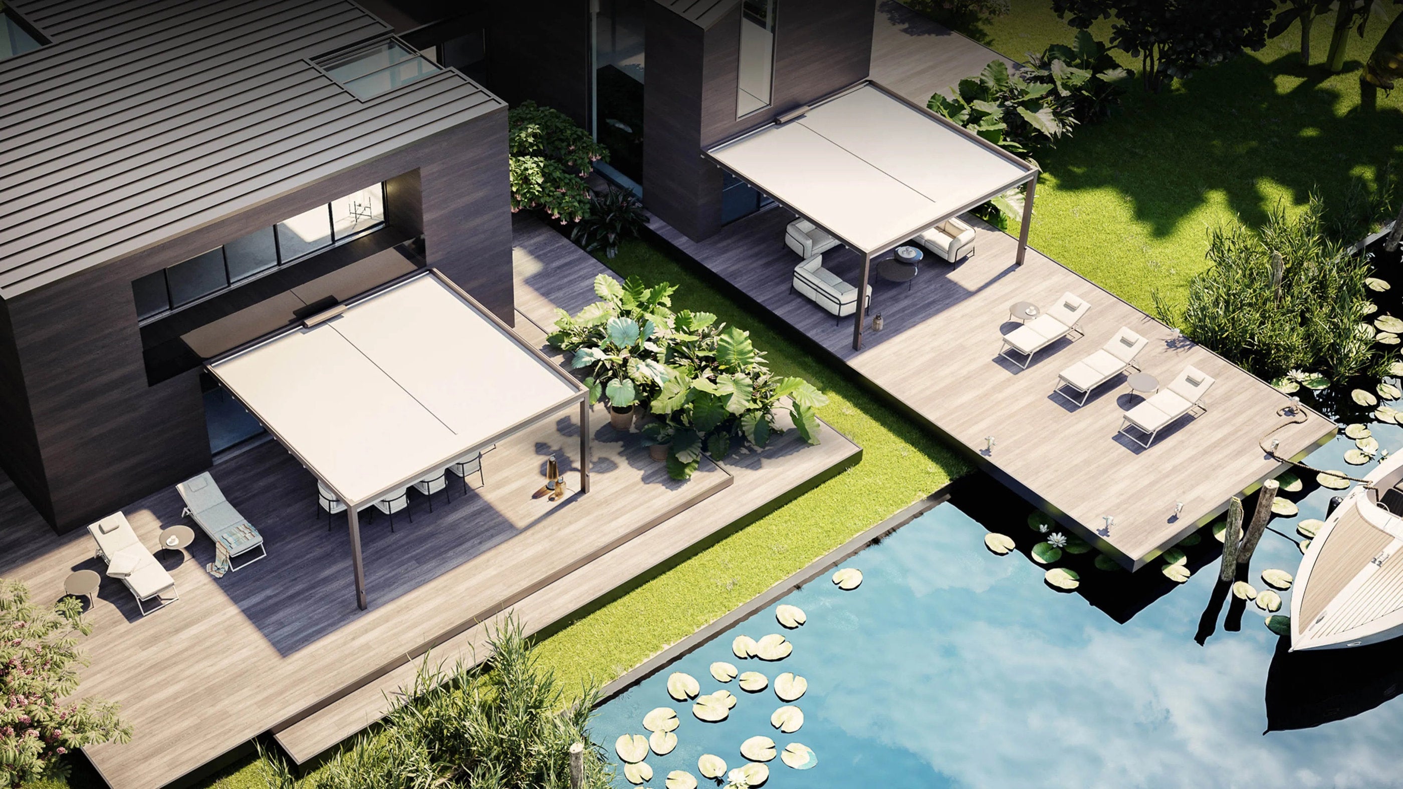 Vista aerea di due pergole con copertura in tessuto installate su terrazze in legno affacciate su un canale, con arredi da esterno e vegetazione rigogliosa intorno.