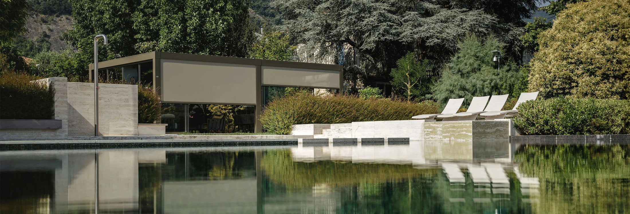 Pergola bioclimatica con schermature verticali in contesto paesaggistico elegante, esempio di progetto su misura dopo consulenza e sopralluogo