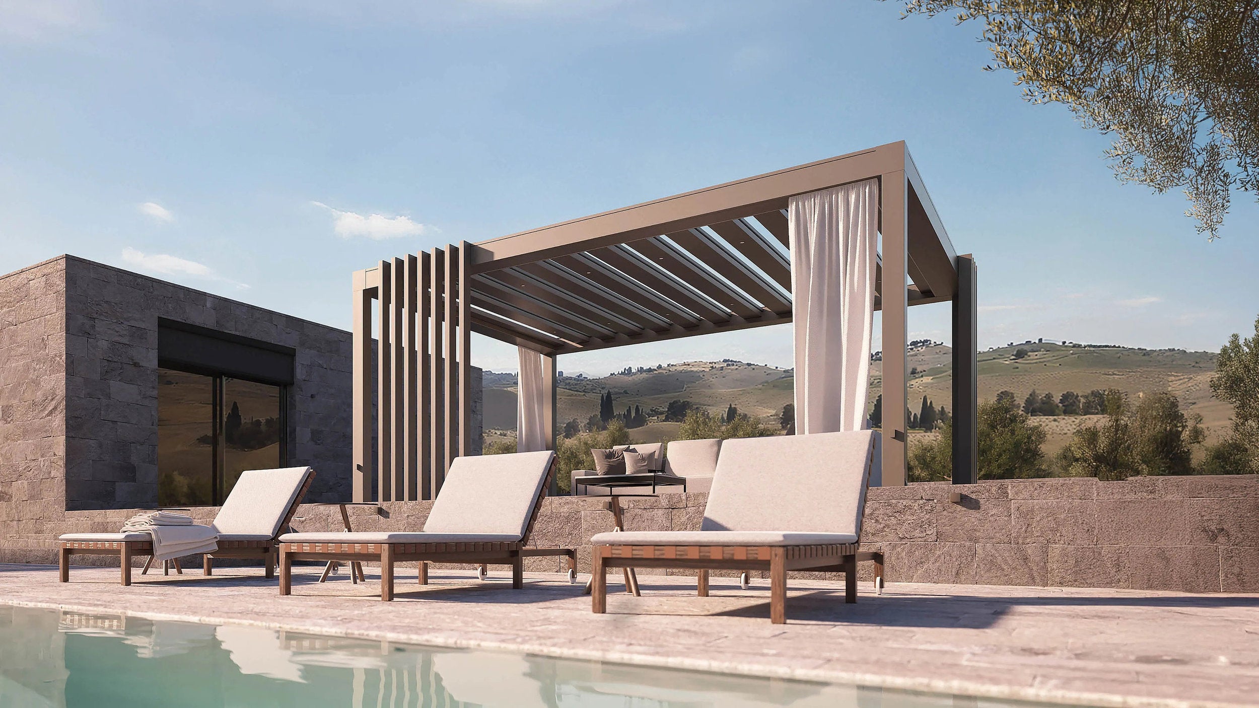 Pergola in alluminio con lamelle orientabili e tende laterali, installata su una terrazza con lettini prendisole e vista sulla campagna.