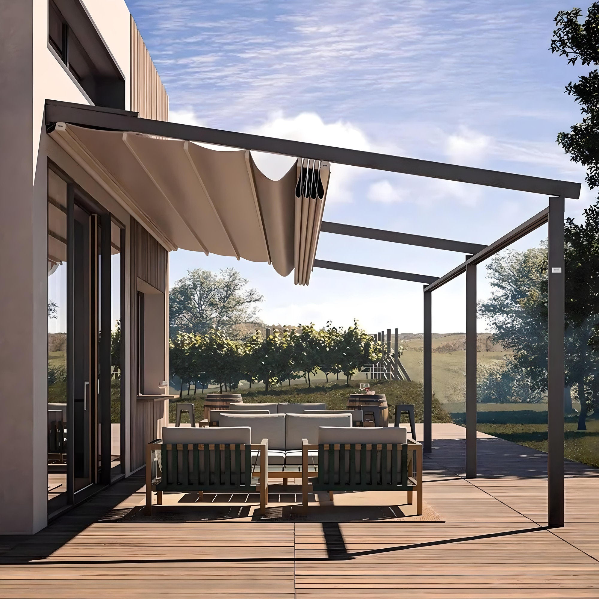 Pergola con struttura in metallo e tetto in tessuto retraibile installata su terrazza con arredi da esterno, affacciata su vigneti e paesaggio naturale.