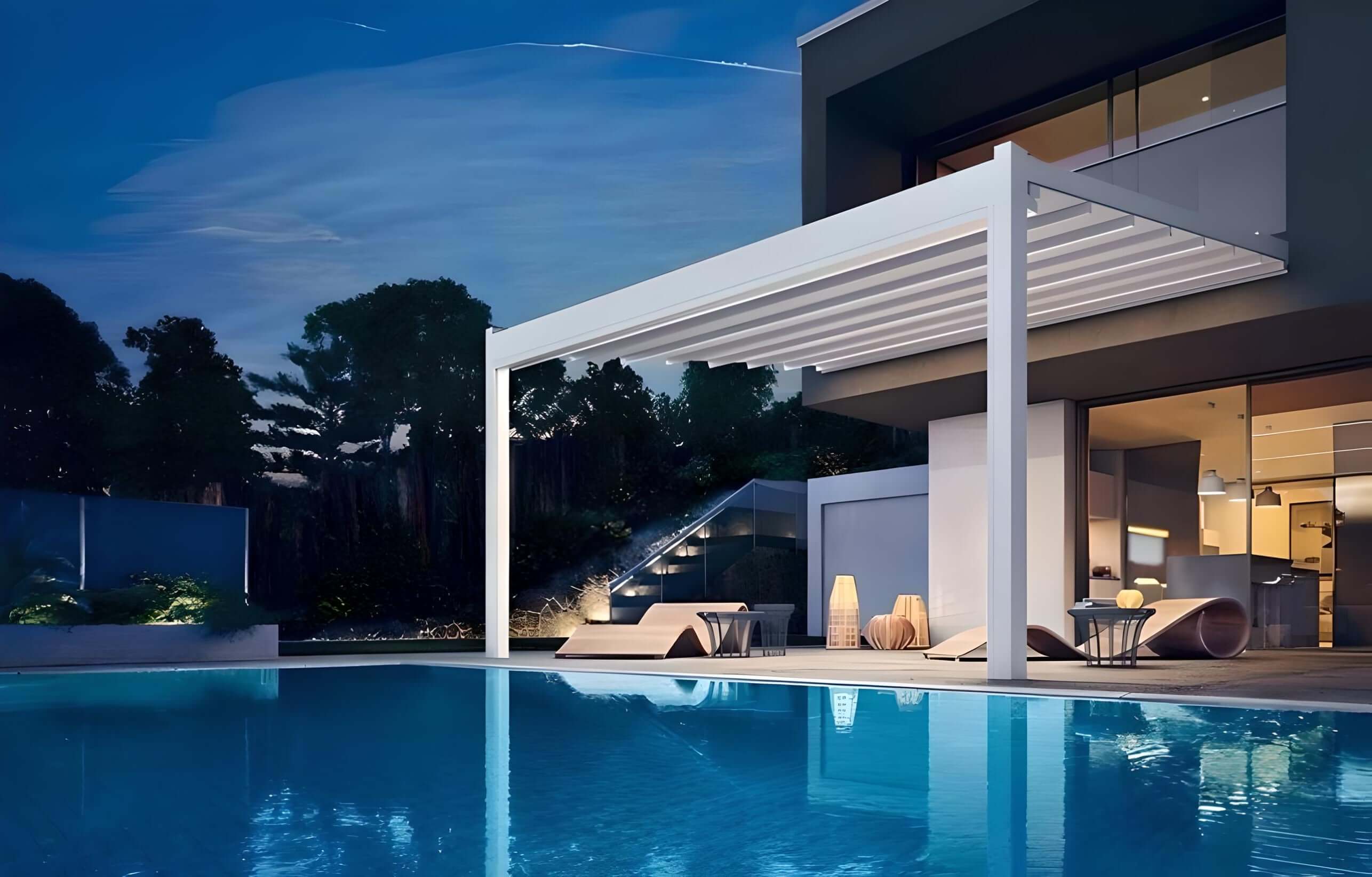 Tenda a pergola Fusion Pratic con copertura in PVC, elegante design vicino a una piscina, illuminata di sera.