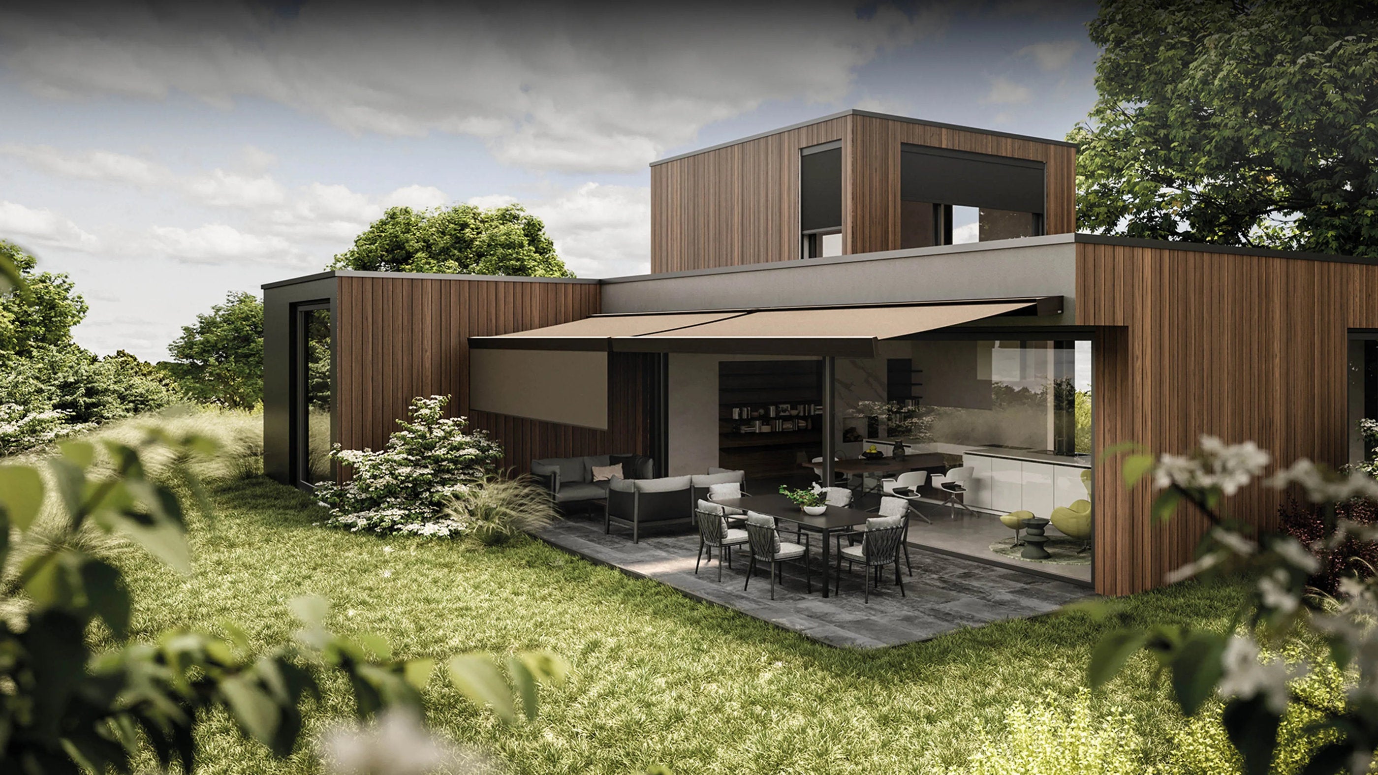 Zona pranzo all’aperto ombreggiata da tende da sole a bracci estensibili, installate su abitazione moderna in legno – Domotea Milano