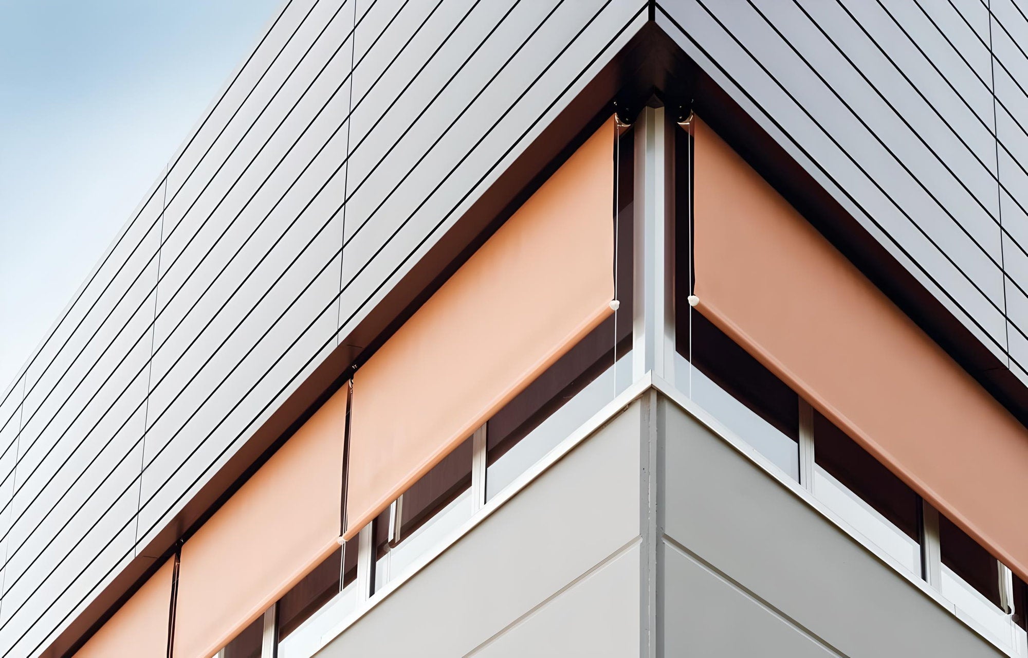 Tende da sole a caduta verticale su facciata moderna – Domotea Milano, protezione solare per edifici residenziali e commerciali