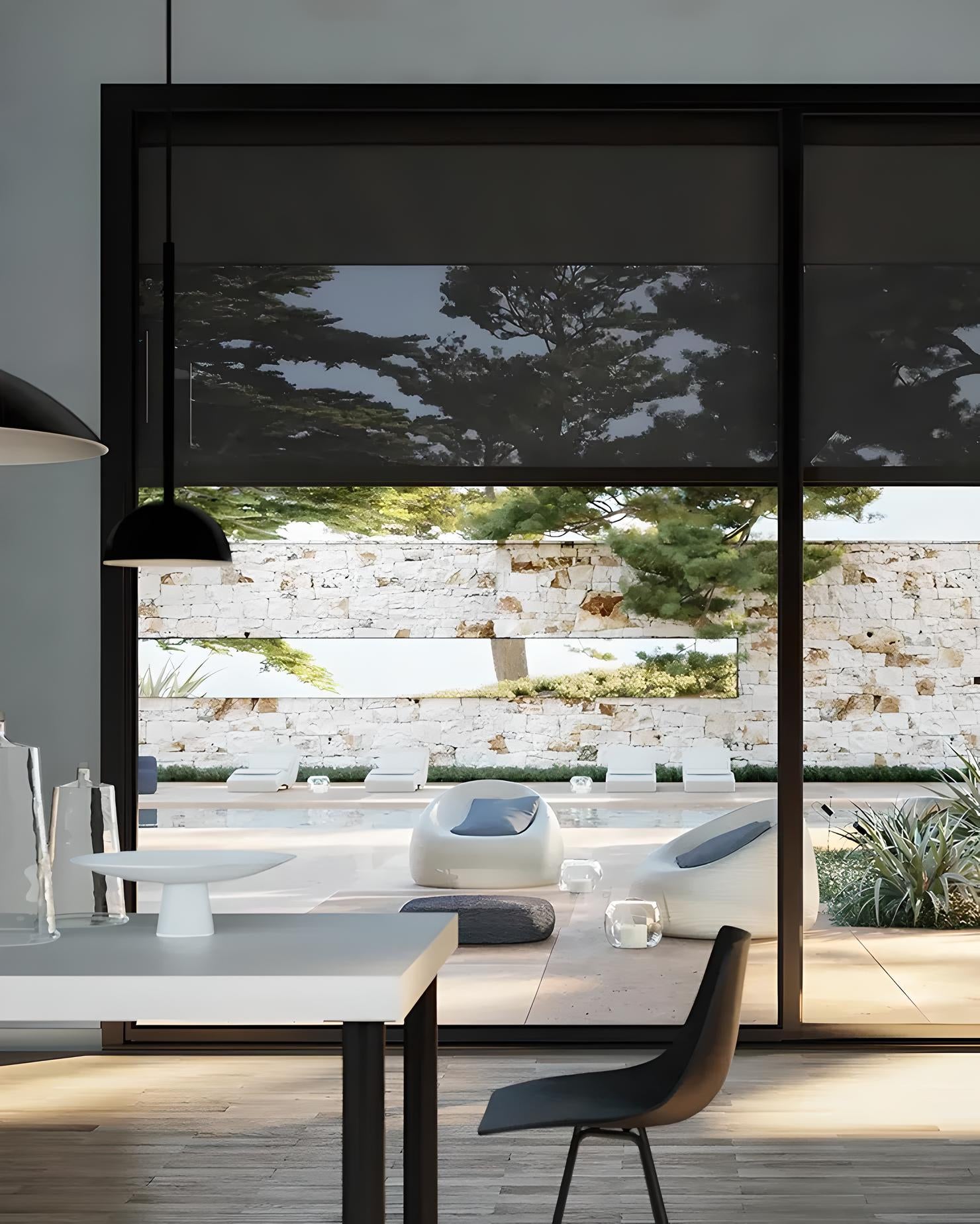 Tende da sole a caduta verticale in tessuto tecnico filtrante, installate su vetrata con vista piscina, Domotea Milano