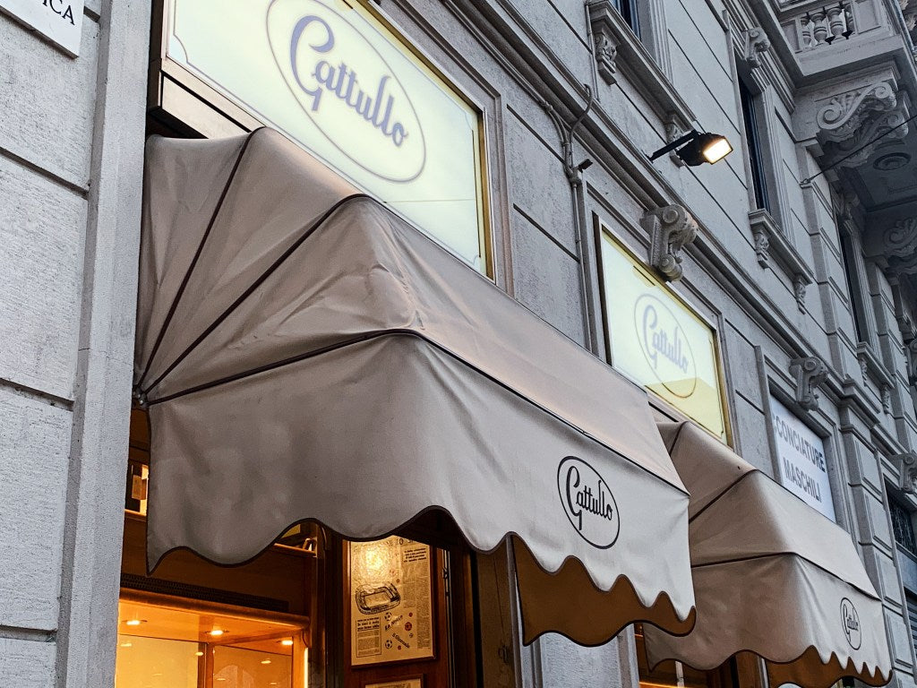 Cappottina con logo della pasticceria Gattullo a Milano