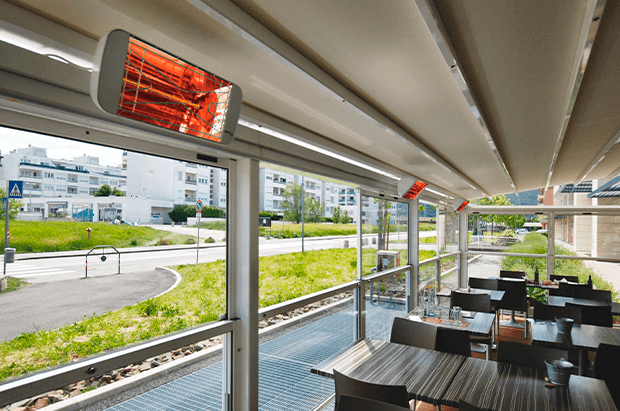 Riscaldatori Heliosa sopra i tavoli di un ristorante con paraventi