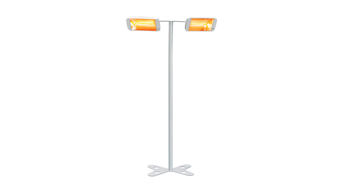 Heliosa Tower su supporto mobile bianco con due riscaldatori orientabili.