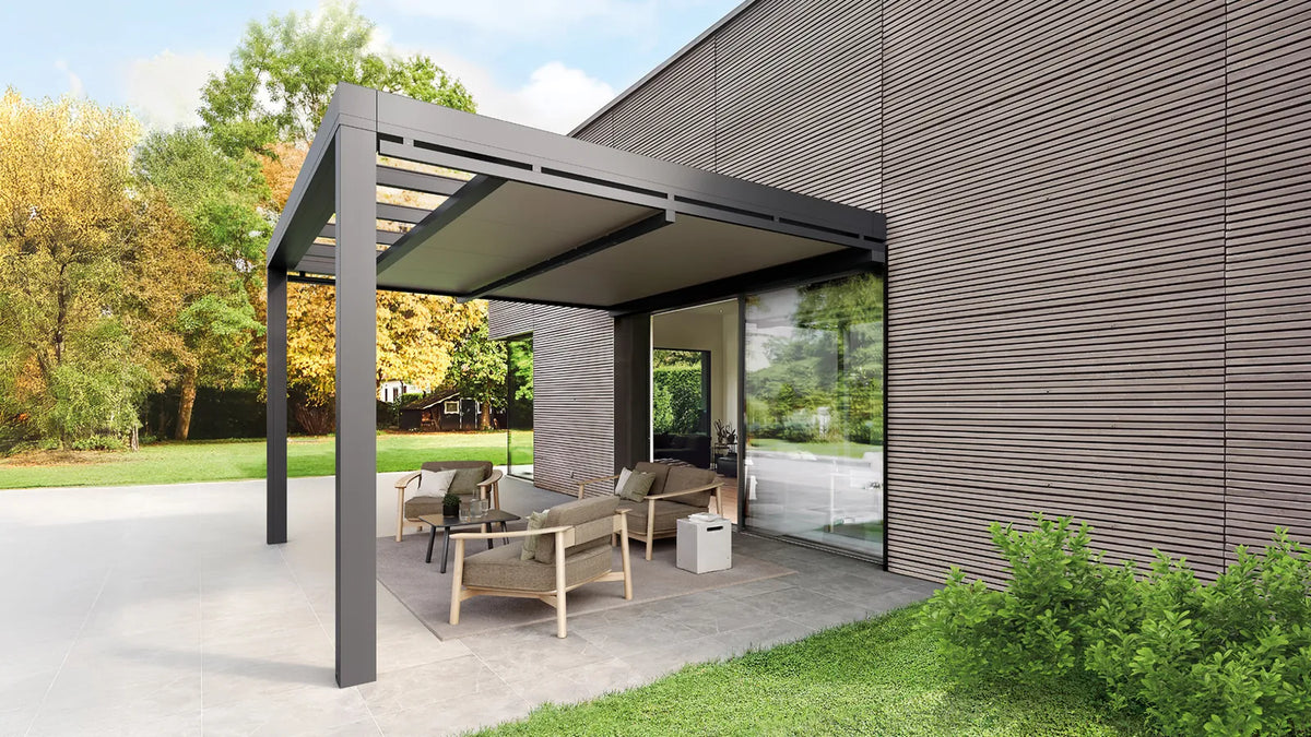 Nivo Gibus installata sotto una pergola esistente nella zona salotto esterna.