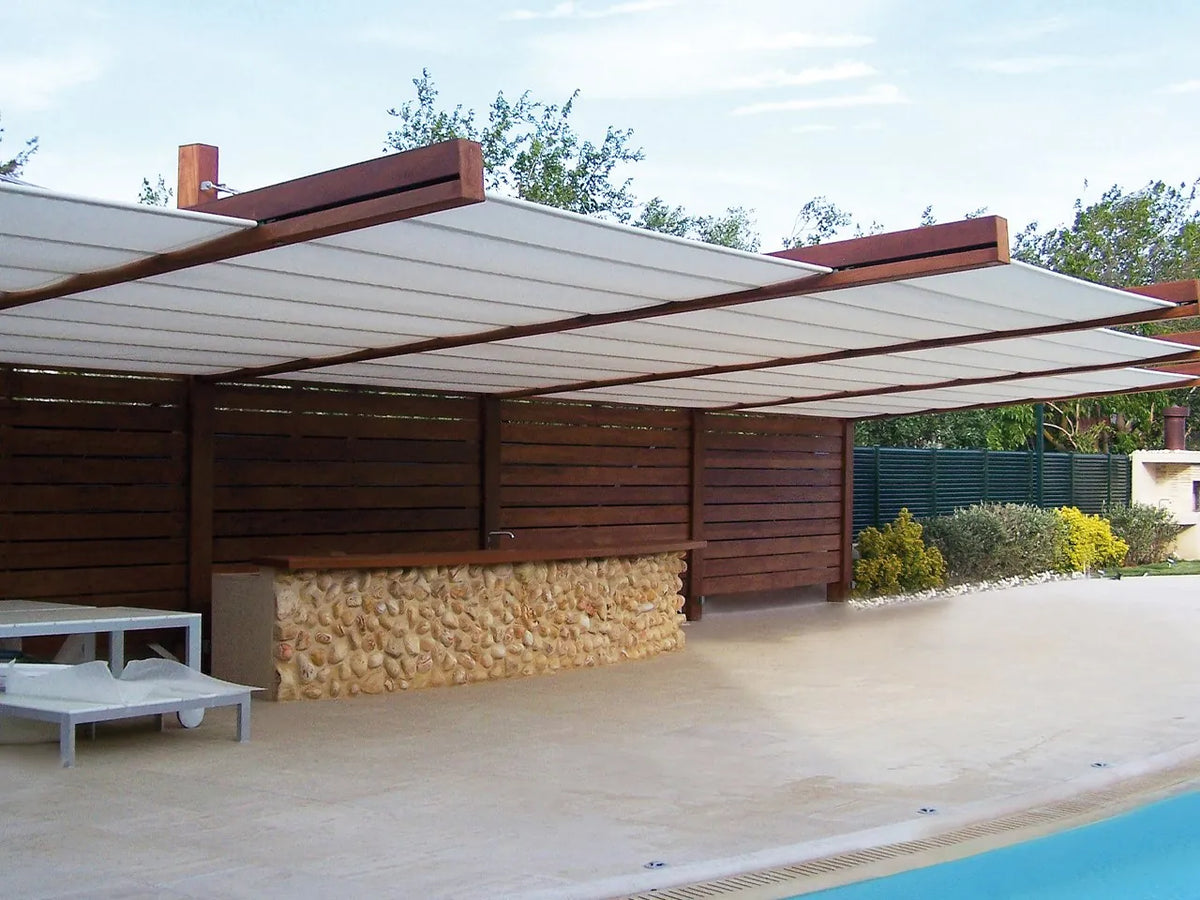 Tenda Orizzonti Resstende aperta su un pergolato esterno con struttura in legno.