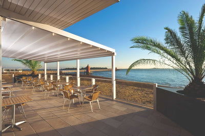 pergola con tetto in pvc motorizzato fronte mare