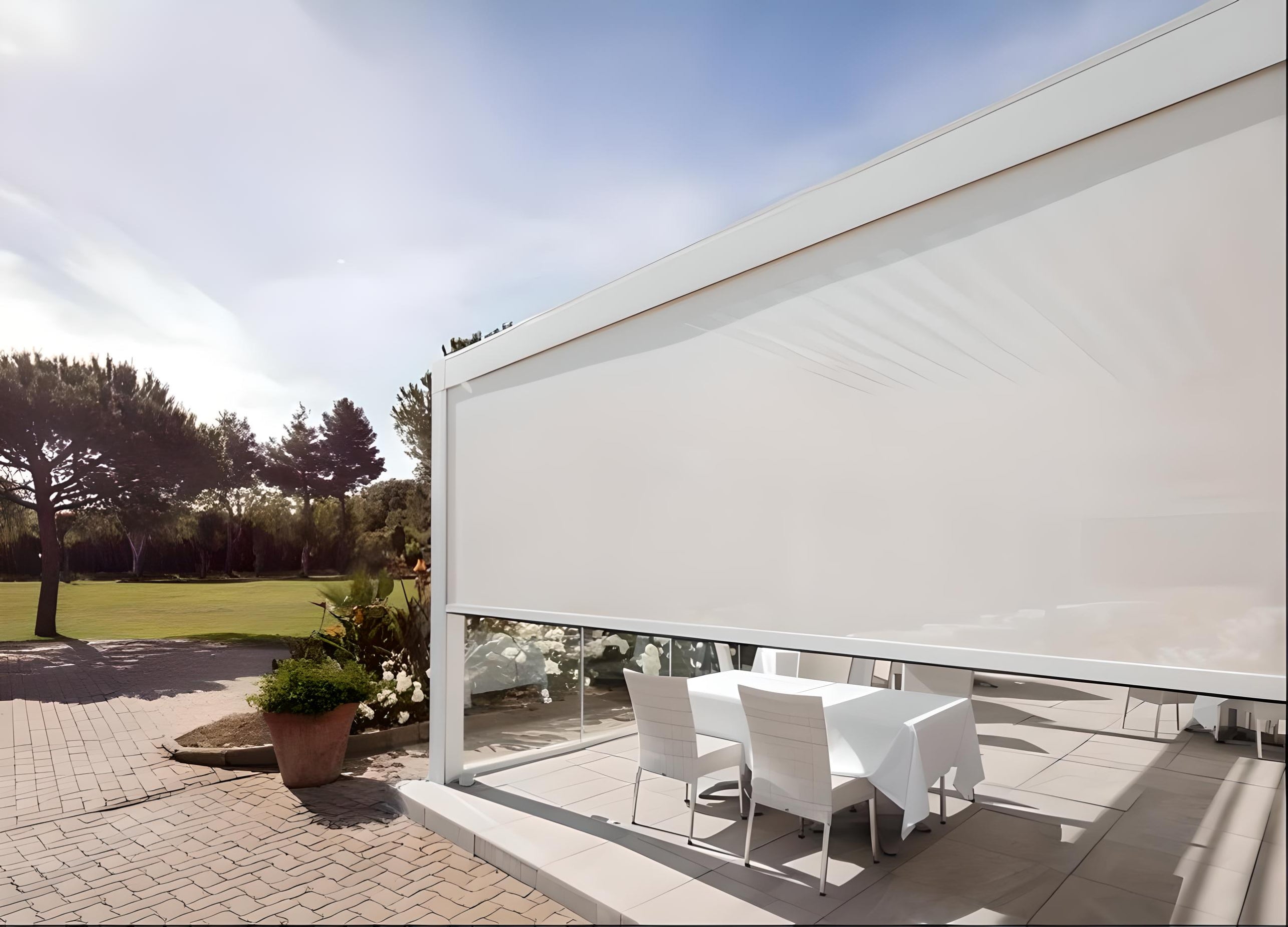 Tenda a pergola Fusion Pratic con copertura retrattile in PVC in un elegante spazio esterno con tavolo e sedie.