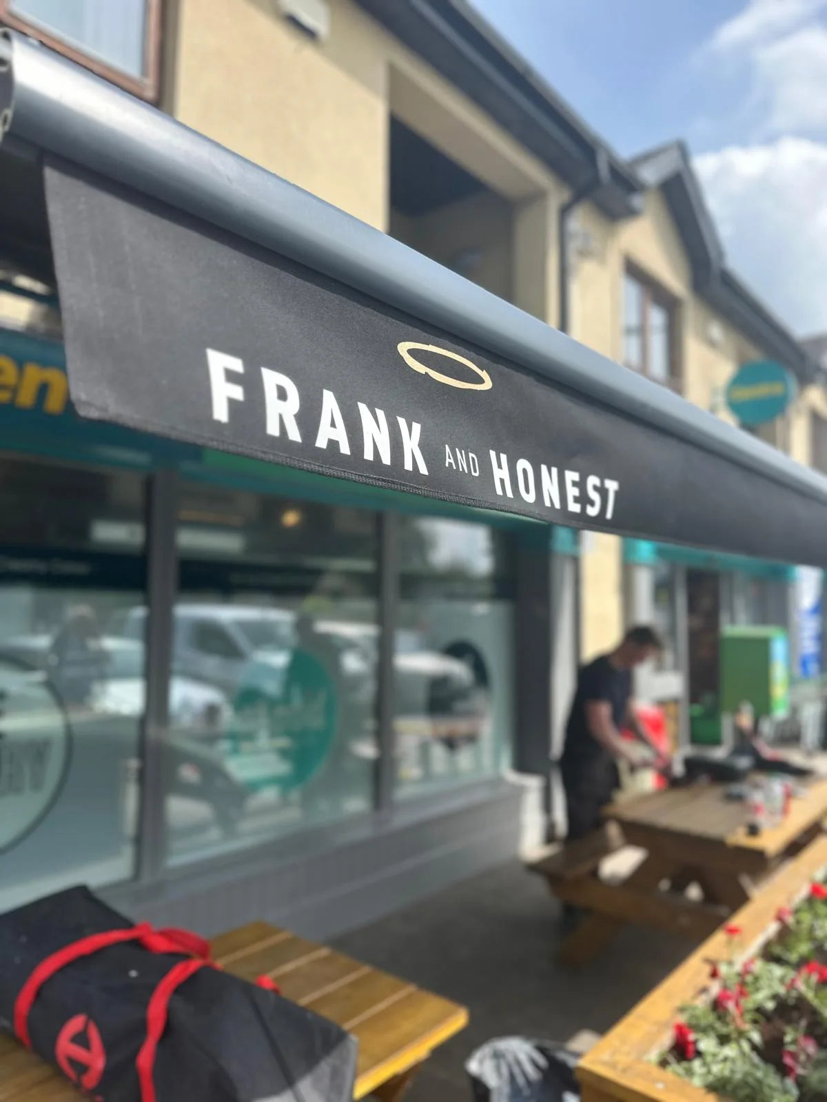 Tenda da sole con logo stampato sulla mantovana di un locale