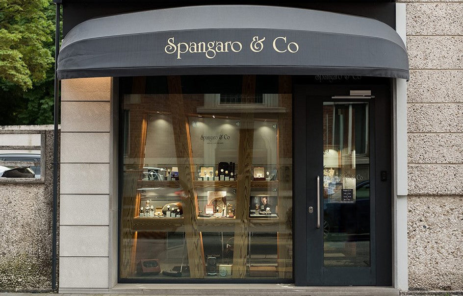 Tenda a cappottina Pratic personalizzata sopra l’ingresso di un negozio