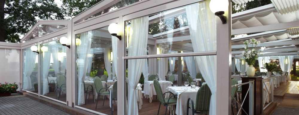 Chiusure laterali trasparenti in crystal per il dehors di un ristorante