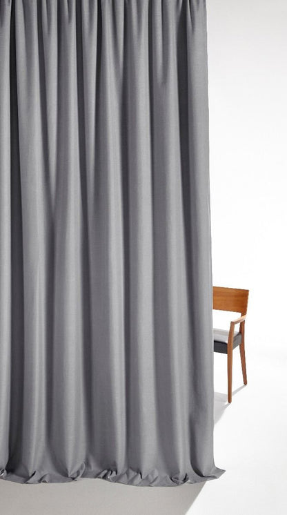 tendaggio realizzato con tessuto accra fischbacher grigio