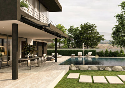 Tenda da sole a incasso Inca di KE aperta sulla zona pranzo esterna di una villa con piscina.