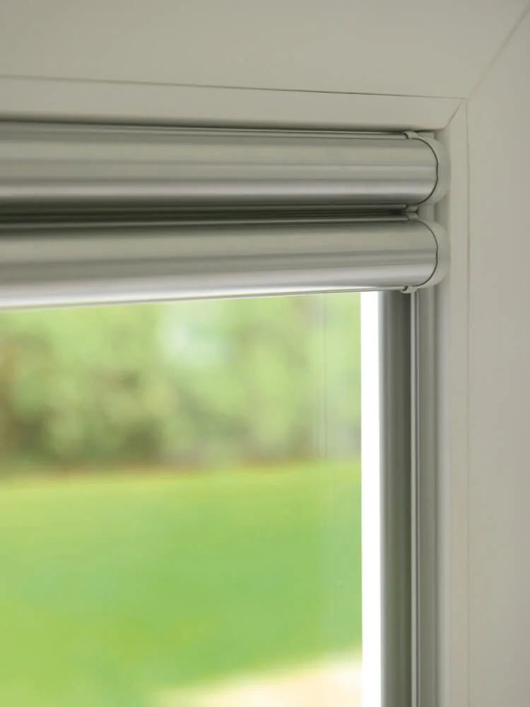 Sistema Nano Resstende con i cassonetti ravvicinati e vista libera sul vetro sottostante.