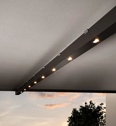 Dettaglio degli spot LED della tenda in trazione Nivo Gibus.