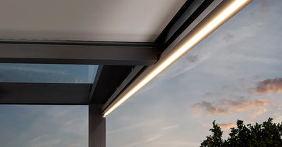 Strip LED lungo la guida della tenda Nivo Gibus sotto una copertura vetrata.