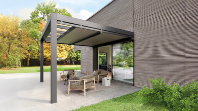 Nivo Gibus installata sotto una pergola esistente nella zona salotto esterna.