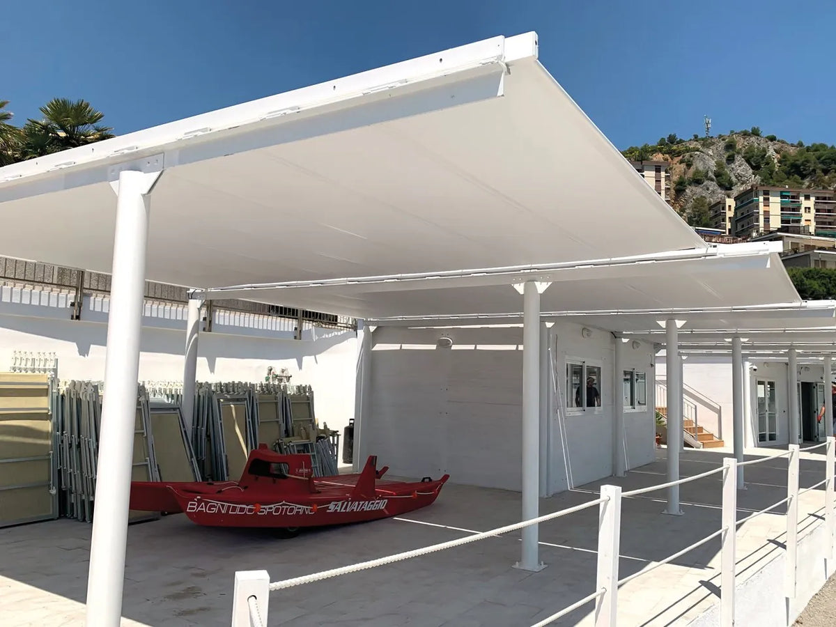 Orizzonti Resstende installata su una struttura bianca per schermare una terrazza esterna.
