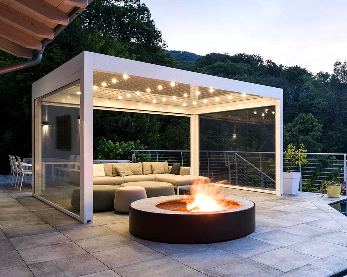 pergola joy bianca con luci led e chiusure cristal su terrazzo