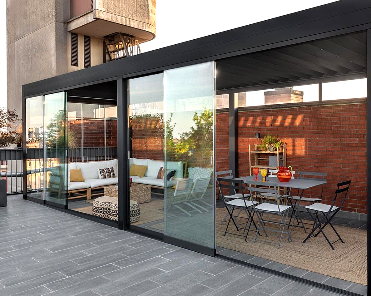 pergola bioclimatica antracite con vetrate