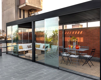 pergola bioclimatica antracite con vetrate