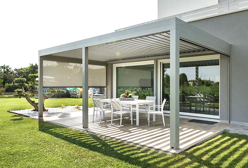 pergola bianca in giardino con tavolo