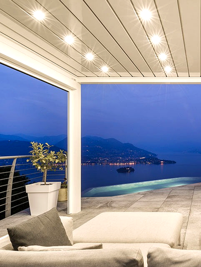 gibus pergola bianca con luci led in terrazzo elegante