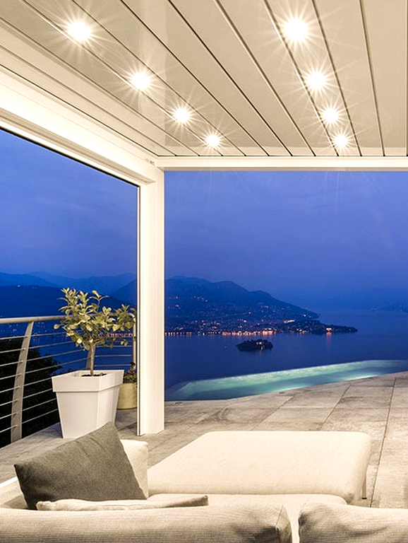 gibus pergola bianca con luci led in terrazzo elegante